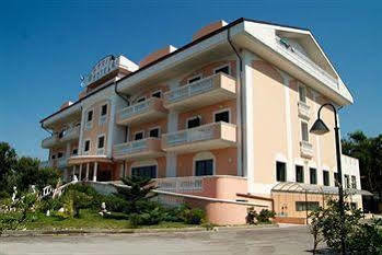 Hotel Residence Adria Rodi Garganico Exterior photo